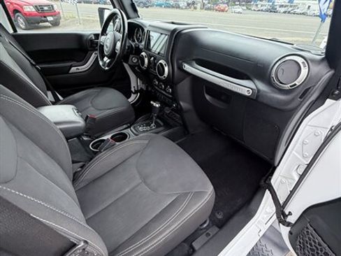 Used 2018 Jeep Wrangler Unlimited Sahara AWD/4WD image 26