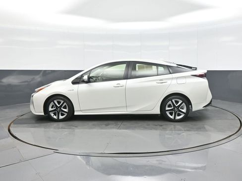 Used 2016 Toyota Prius Three Touring image 4