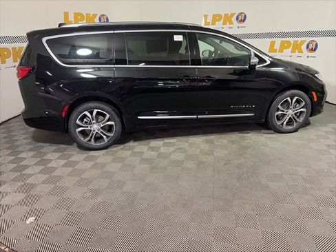 New 2026 Chrysler Pacifica Pinnacle AWD/4WD image 2