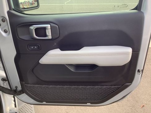 Used 2023 Jeep Wrangler Unlimited Sahara image 40