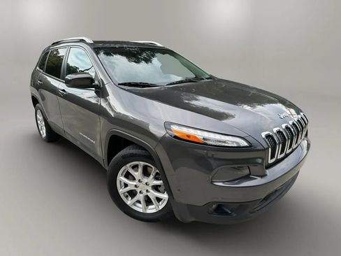 Used 2016 Jeep Cherokee Latitude w/ Safety/Convenience Group FWD image 2