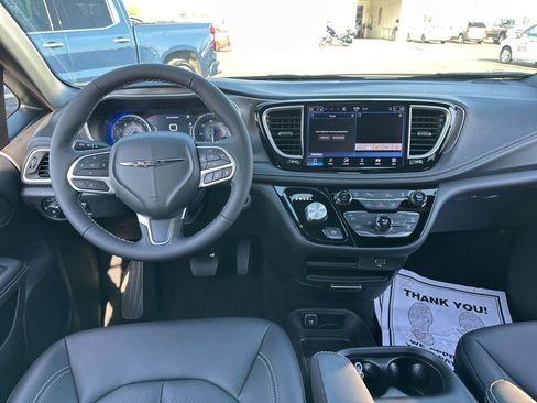 New 2026 Chrysler Pacifica Select image 26