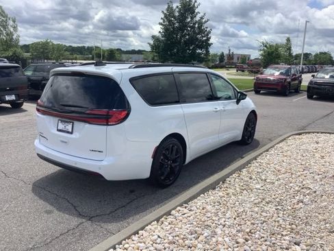 Used 2025 Chrysler Pacifica Limited FWD image 5