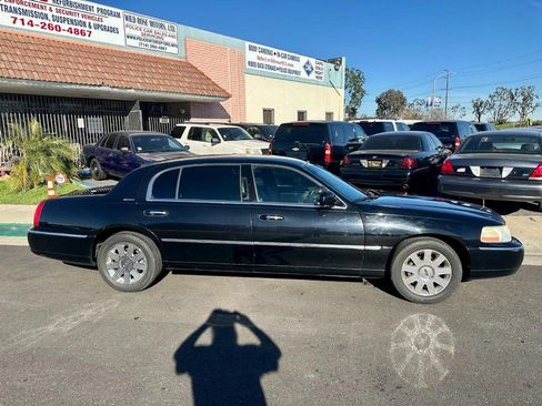 Used 2004 Lincoln Town Car Executive L image 1