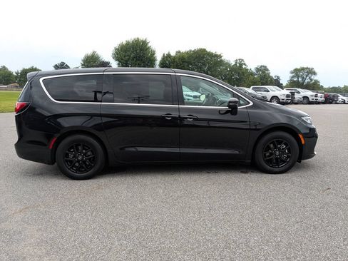 Used 2023 Chrysler Pacifica Touring-L FWD image 4