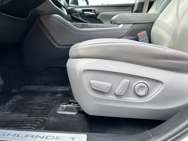 Used 2021 Toyota Highlander Limited AWD/4WD image 38