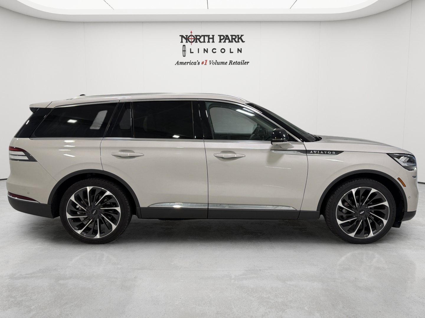 Used 2024 Lincoln Aviator Reserve w/ Equipment Group 201A RWD image 6