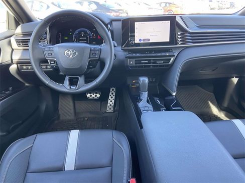 Used 2025 Toyota Camry SE image 10