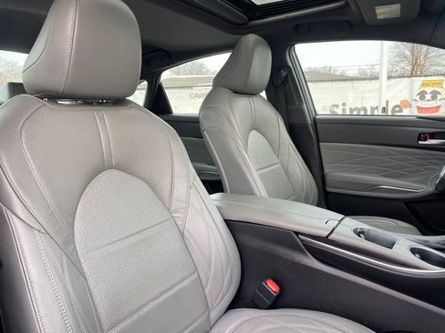 Used 2021 Toyota Avalon Limited image 16