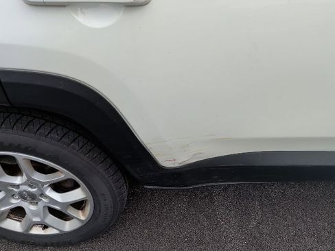 Used 2018 Jeep Renegade Latitude AWD/4WD image 16