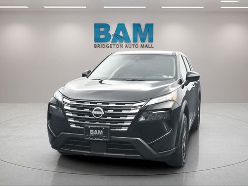 Used 2025 Nissan Rogue SV AWD/4WD image 2