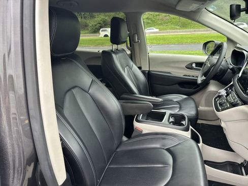 Used 2023 Chrysler Pacifica Touring-L FWD image 29