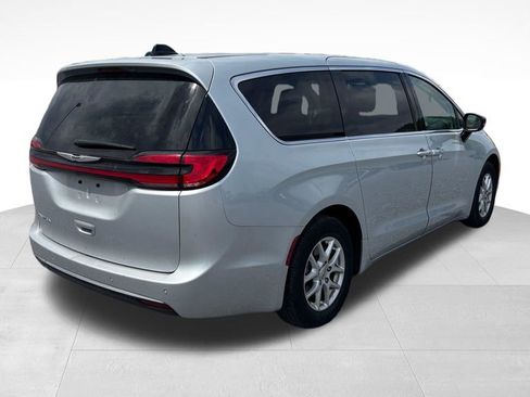 Used 2024 Chrysler Pacifica Touring-L FWD image 7