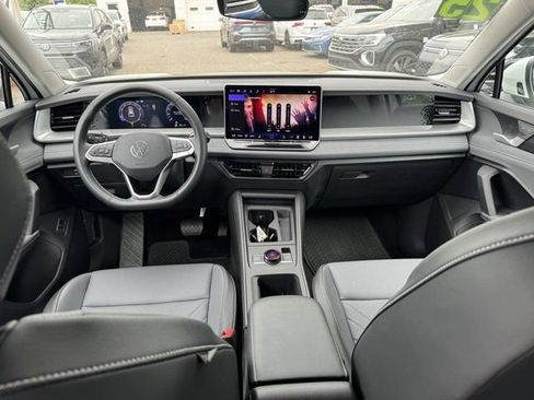Used 2025 Volkswagen Tiguan SE AWD/4WD image 13