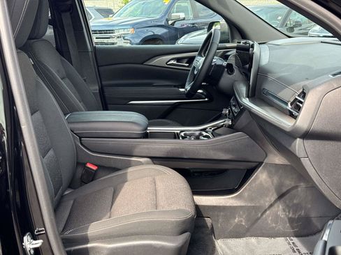 Used 2025 Chevrolet Traverse LT FWD image 16