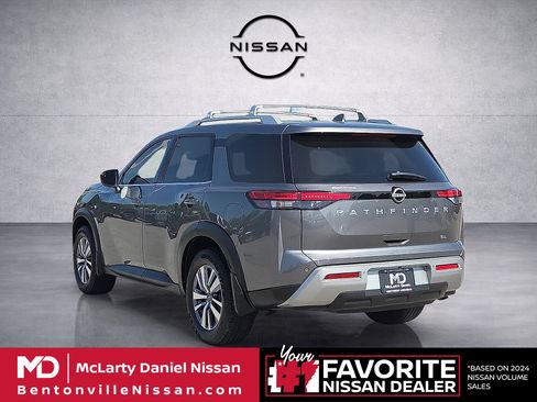 Used 2022 Nissan Pathfinder SL FWD image 4