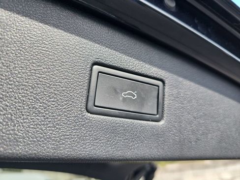 Used 2024 Volkswagen Tiguan SE image 17