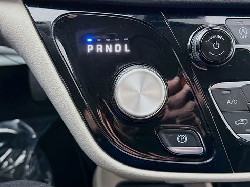 Used 2024 Chrysler Pacifica Touring-L image 34