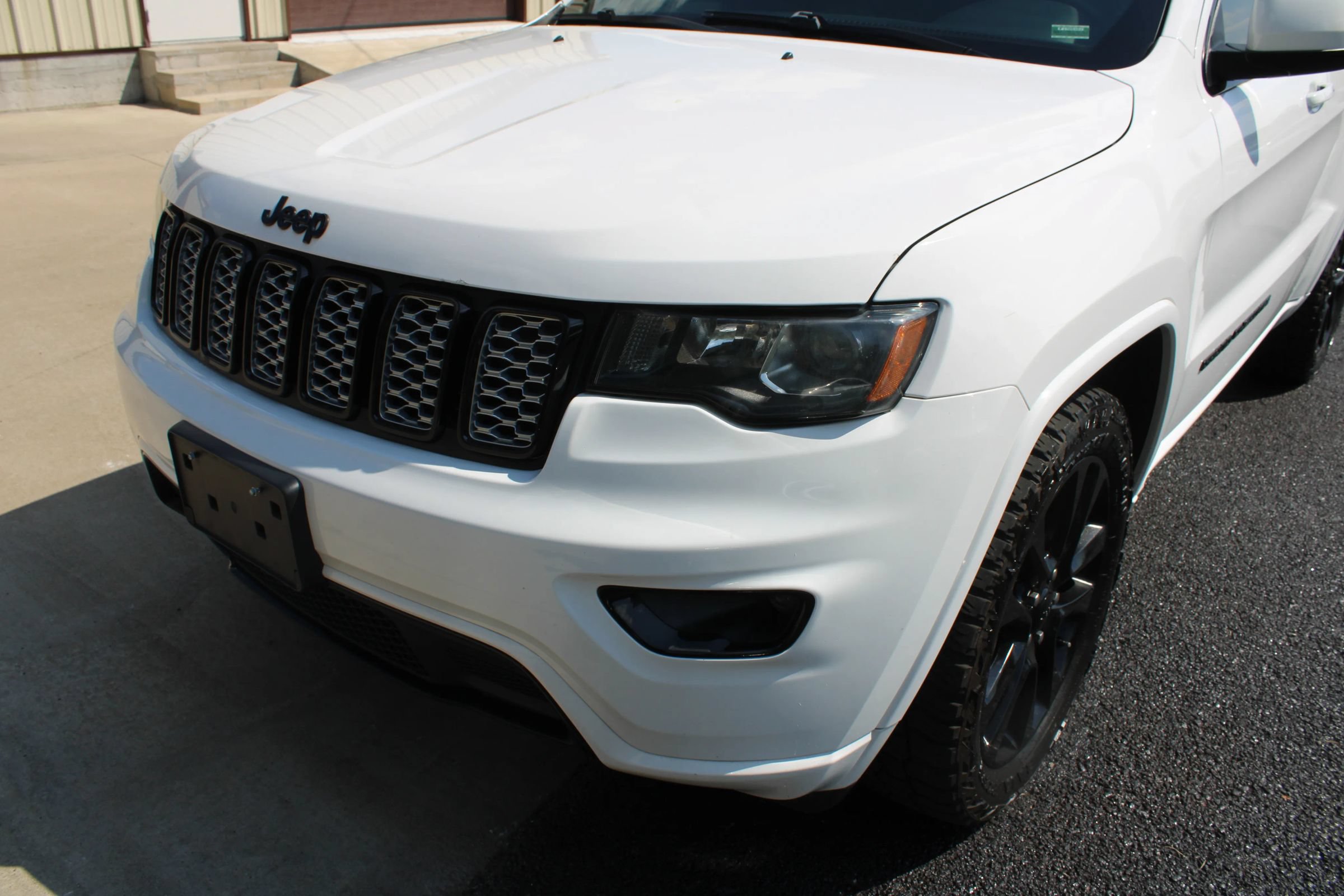 Used 2018 Jeep Grand Cherokee Altitude AWD/4WD image 4