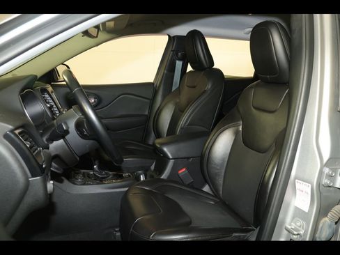 Used 2021 Jeep Cherokee Latitude Plus image 22