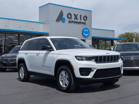 Used 2023 Jeep Grand Cherokee Laredo RWD image 1