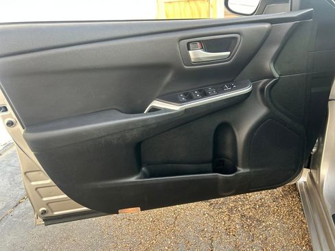 Used 2016 Toyota Camry SE image 6