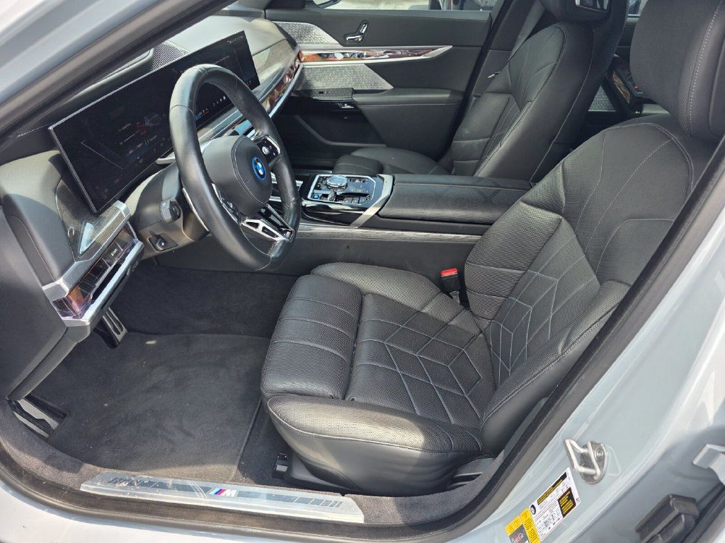 Used 2023 BMW i7 xDrive60 AWD/4WD image 9