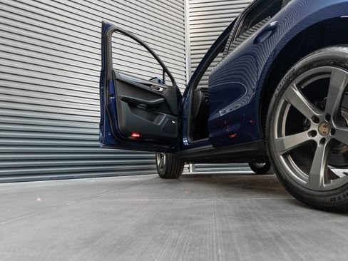 Certified 2025 Porsche Macan AWD/4WD image 13