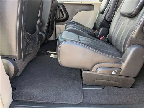 Used 2013 Chrysler Town & Country Touring-L w/ Driver Convenience Group image 20