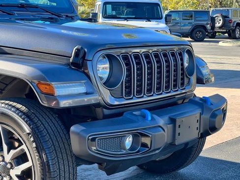 Used 2024 Jeep Wrangler Unlimited image 10