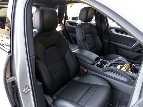 Certified 2025 Porsche Cayenne AWD/4WD image 59