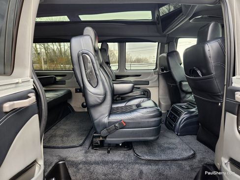 Used 2023 Chevrolet Express 2500 image 28