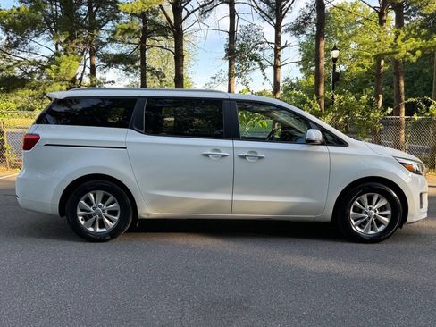 Used 2017 Kia Sedona LX w/ LX Essentials Premium Package FWD image 4