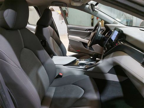 Used 2022 Toyota Camry LE image 10