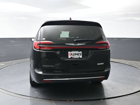 Used 2024 Chrysler Pacifica Touring-L FWD image 13