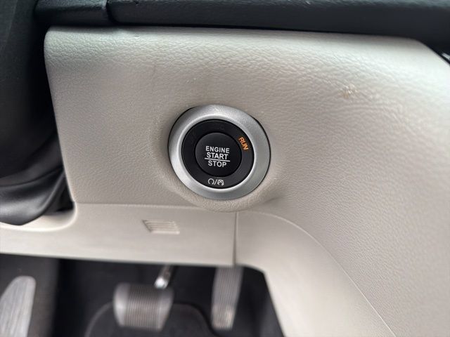 Used 2024 Chrysler Pacifica Touring-L FWD image 16