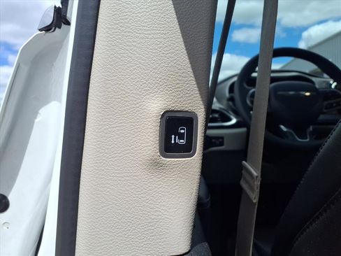 Used 2023 Chrysler Pacifica Touring-L FWD image 26