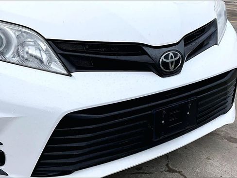 Used 2020 Toyota Sienna L image 28
