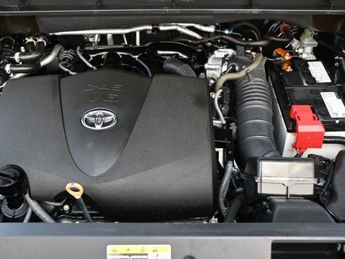Used 2022 Toyota Highlander LE image 20