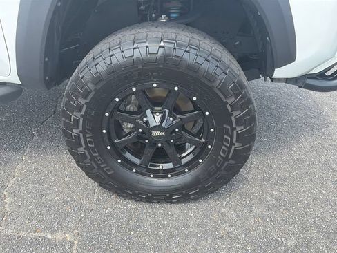 Used 2019 Toyota Tacoma TRD Off-Road AWD/4WD image 11