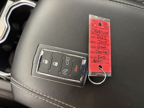 Used 2023 Jeep Grand Cherokee L Limited w/ Luxury Tech Group II AWD/4WD image 38