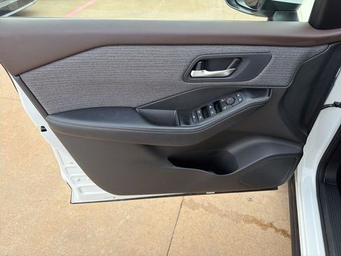 Used 2023 Nissan Rogue SV image 12