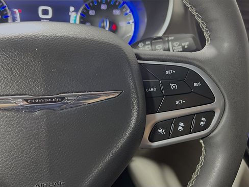 Used 2024 Chrysler Pacifica Touring-L FWD image 19