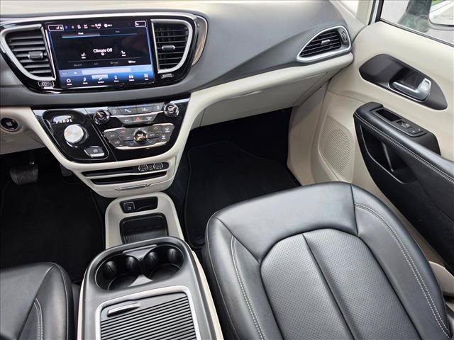 Used 2024 Chrysler Pacifica Touring-L FWD image 22
