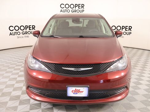 Used 2023 Chrysler Voyager LX image 8