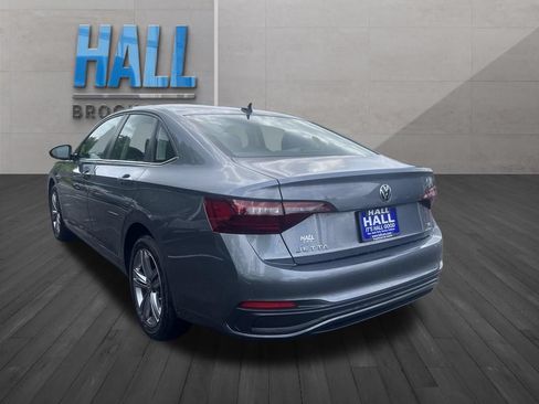 Used 2023 Volkswagen Jetta SE FWD image 3
