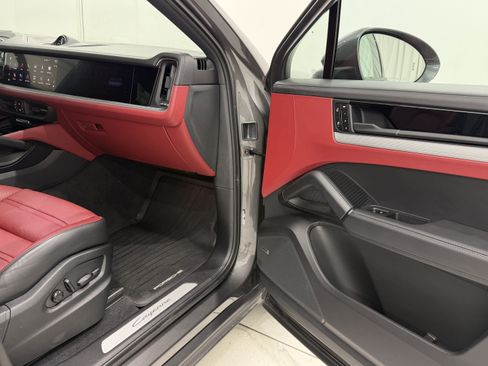 Used 2024 Porsche Cayenne Coupe AWD/4WD image 22