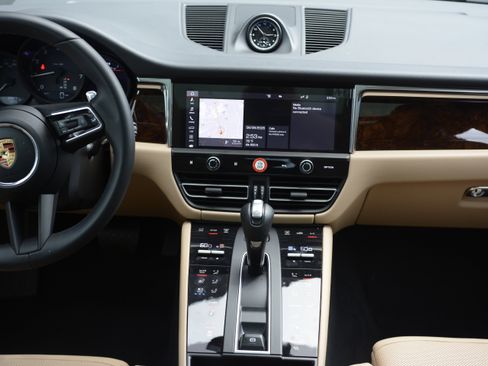 Certified 2026 Porsche Macan AWD/4WD image 19