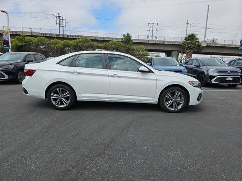 Used 2022 Volkswagen Jetta SE FWD image 4