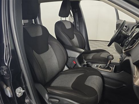 Used 2017 Jeep Cherokee Altitude image 18